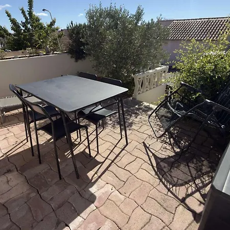 Appartement Aig186 T2 Mezzanine Avec Terrasse Ensoleillee Parking Wifi Et Clim Gruissan